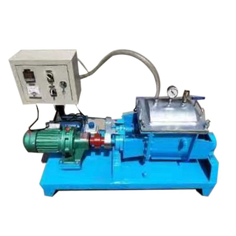 Vacuum kneading machine
